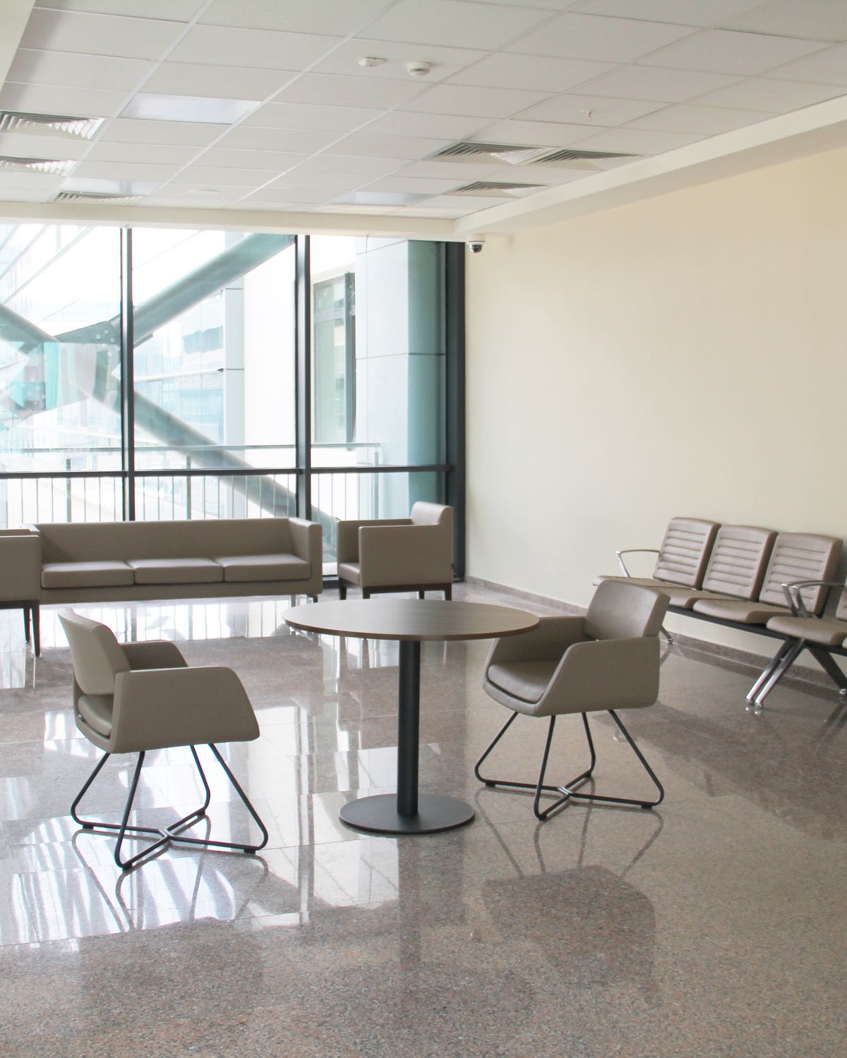 Sala de espera de un centro médico, con butacas y ventanales