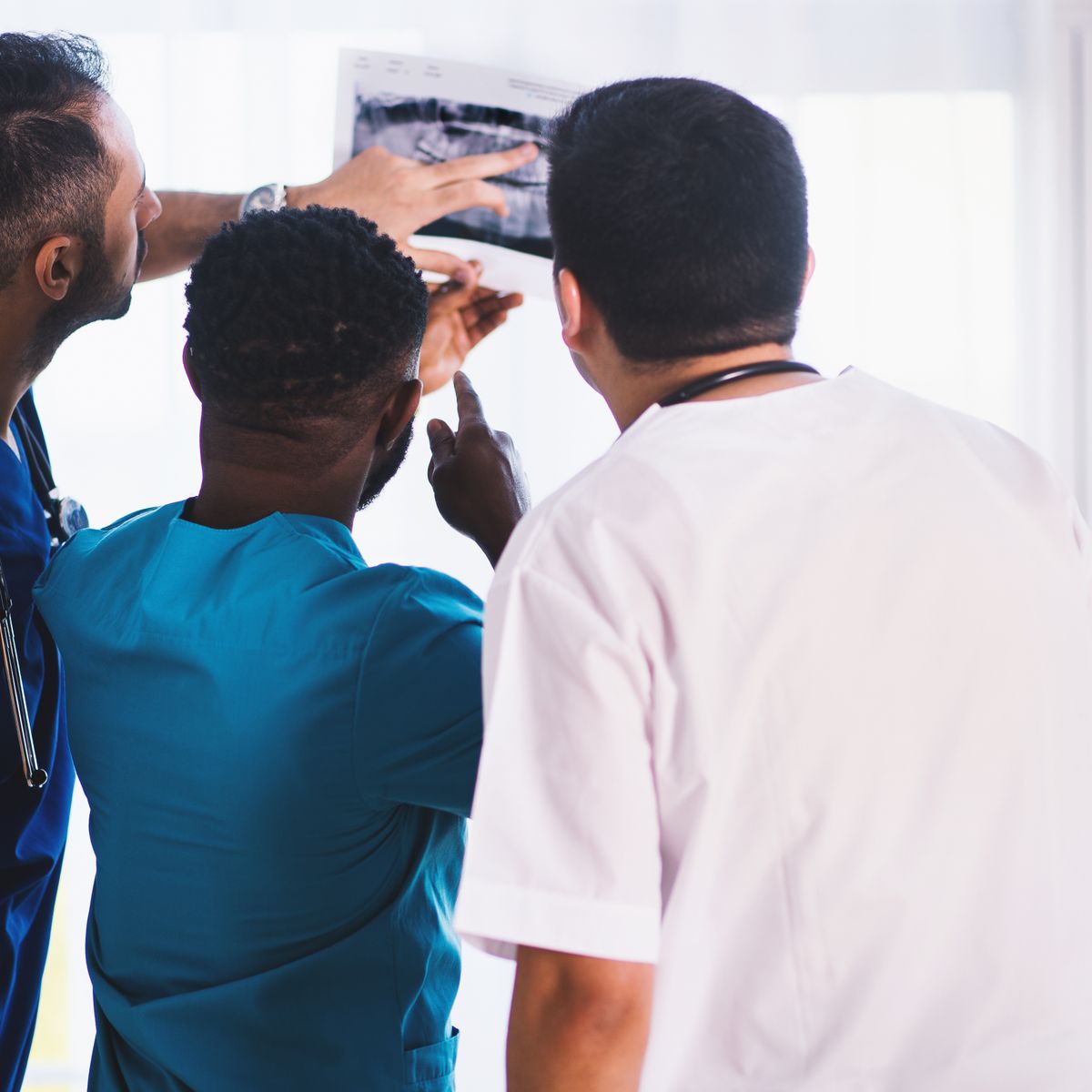 Profesionales de la salud revisando en conjunto un estudio de imagen