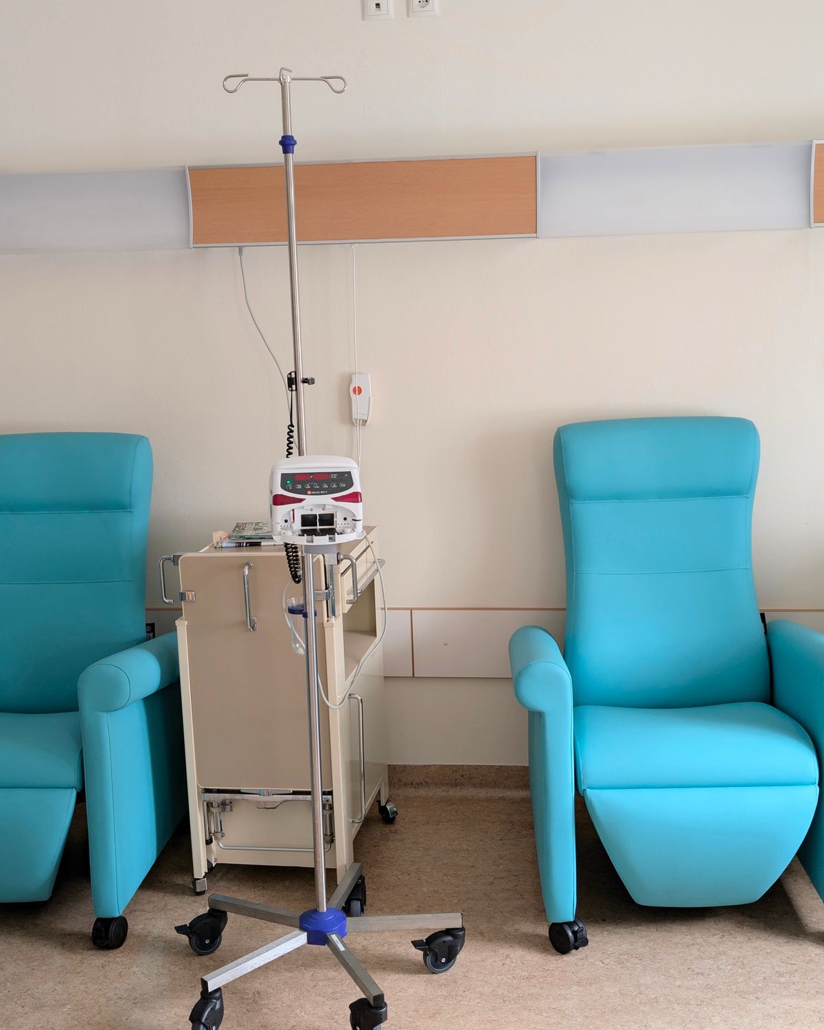 Sillones reclinables de infusión con portasueros y equipo de control